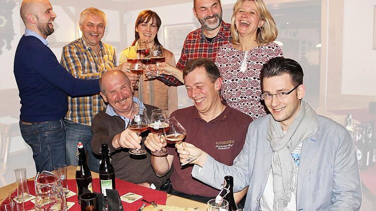 Mit einem Festbier stoßen an: Matthias Helldörfer (Tourismuszentrale Fränkische Schweiz), Adolf Hofmann (TI Waischenfeld), Ilka Utz (TI Hollfeld), die Bierliebhaber Ralf Dieter und Kathrin Riehle, (vorne) Wanderführer Edmund Meidenbauer, Biersommelier Ernst Rothenbach und Nico Cieslar (TI Forchheim). Fotos: Diana Fuchs