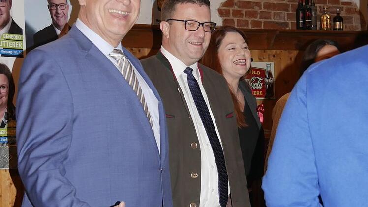 Ehrengast Innenminister Joachim Herrmann, CSU-OB-Kandidat Wolfgang Rebhan und seine Ehefrau Christine führten interessante Gespräche mit den Gästen des Fränkischen Abends, den der CSU-Ortsverband im "Lindenhof" veranstaltete.  Foto: Manja von Nida