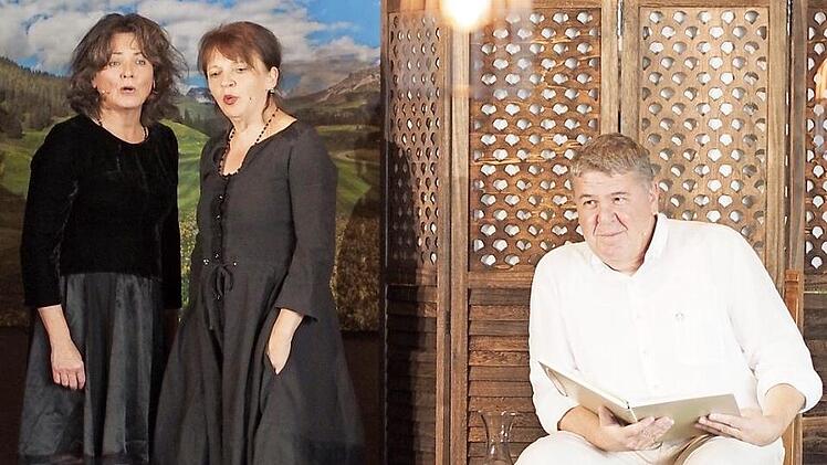 Autor Patrick Tschan liest, und Doris Hintermann und Ursina Gregori jodeln bei der Veranstaltung in Schloss Wei&szlig;enbrunn.  Foto: Schloss Wei&szlig;enbrunn