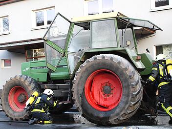 Die Bad Brückenauer Feuerwehr konnte einen Traktorbrand in der Bahnhofstraße schnell löschen. Foto: Sebastian Gerr