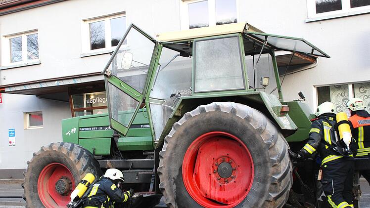 Die Bad Brückenauer Feuerwehr konnte einen Traktorbrand in der Bahnhofstraße schnell löschen. Foto: Sebastian Gerr