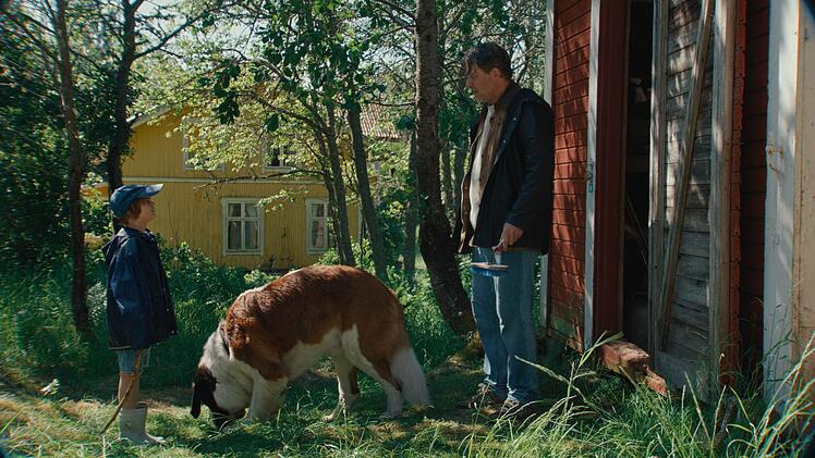 Tjorven (Vega &Aring;hman) versucht dem neuen Inselgast Melker Melkersson (Henrik Norl&eacute;n) zu helfen.
