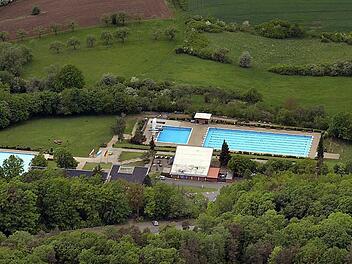 Neue Ideen und Gebühren kreisen über dem Eberner Freibad. Foto: Ronald Rinkel