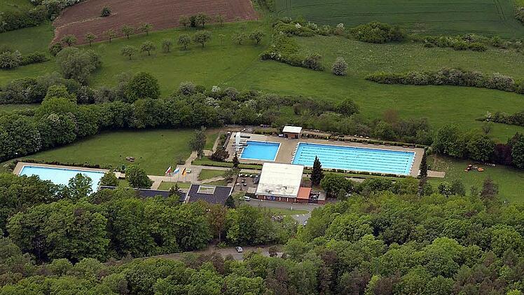 Neue Ideen und Gebühren kreisen über dem Eberner Freibad. Foto: Ronald Rinkel