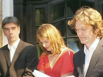 Anatol (Ingo Pfeiffer, links) möchte wissen, ob seine Freundin Cora (Katharina Försch) ihm treu ist. Max (Stefan Krischke) schlägt ihm vor, Cora zu hypnotisieren. Fotos: Björn Hein