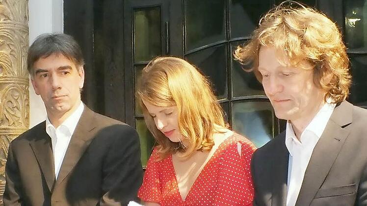 Anatol (Ingo Pfeiffer, links) möchte wissen, ob seine Freundin Cora (Katharina Försch) ihm treu ist. Max (Stefan Krischke) schlägt ihm vor, Cora zu hypnotisieren. Fotos: Björn Hein