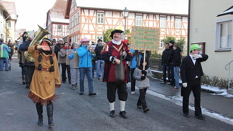 Der Bürgermeister führte an, zusammenmit den Gemeinderatskollegen Birgit Finzel (links) und Dieter Kirster /rechts).