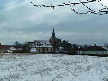 Oberhalb des Altortes soll in Breitbrunn ein neues Baugebiet entstehen. Das Wasser von neun weiteren Grundstücken könnte die Abwassersituation unten im Altort verschärfen. Foto: Sabine Meissner