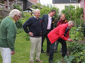 Landrat Oswald, beobachtet vom Kreisvorsitzenden Peter Cembrowicz, Altlandrat Heinz Köhler, Erstem Bürgermeister Hans-Peter Laschka und Daniela Barnikol (von links) erntete die süßesten Früchte. Fotos: Herbert Fischer