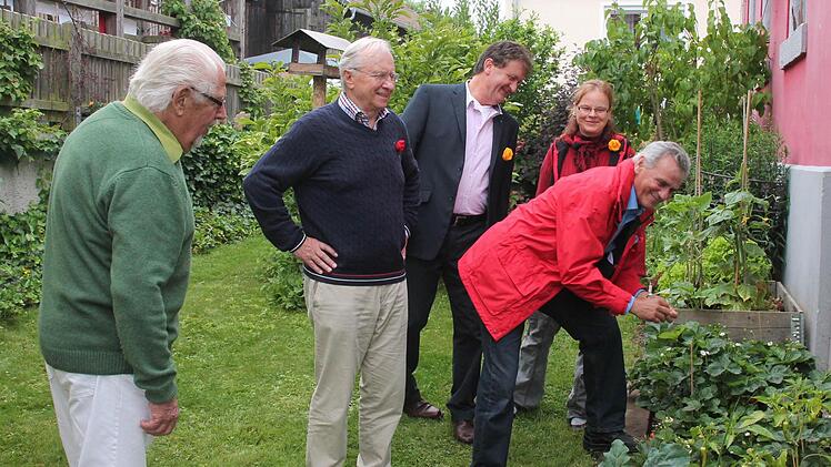 Landrat Oswald, beobachtet vom Kreisvorsitzenden Peter Cembrowicz, Altlandrat Heinz Köhler, Erstem Bürgermeister Hans-Peter Laschka und Daniela Barnikol (von links) erntete die süßesten Früchte. Fotos: Herbert Fischer