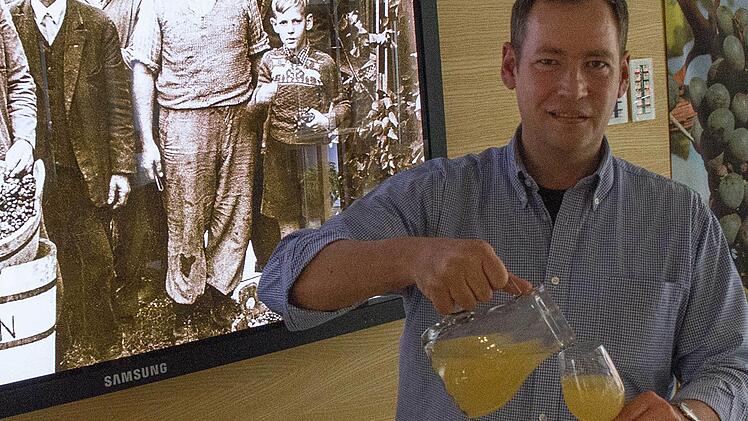 Roger Nüßlein aus Zeil schenkt ein Glas Federweißen (Jungwein) ein.