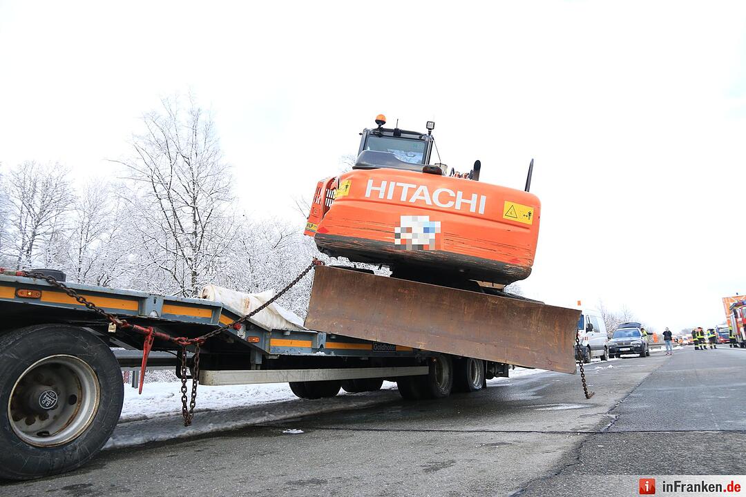 Lkw-Unfall auf A70: Bagger kippt auf Fahrbahn