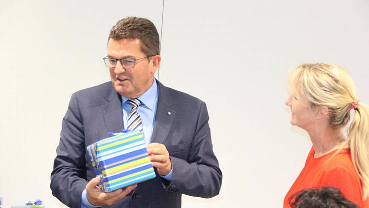 Gesellschafterin Sylvia Schmidt bedankte sich beim Staatssekretär mit einem Präsent.  Foto: Friedwald Schedel