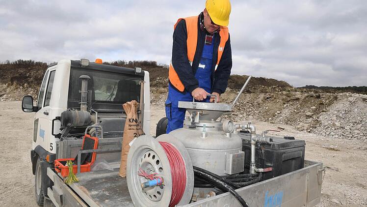 Das Pulver wird mit Druckluft eingeblasen. Foto: Ronald Rinklef