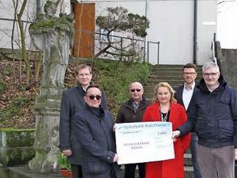 Vor der Kirche wurde der Spendenscheck &uuml;bergeben. Foto: Mathias Erlwein