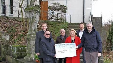 Vor der Kirche wurde der Spendenscheck &uuml;bergeben. Foto: Mathias Erlwein