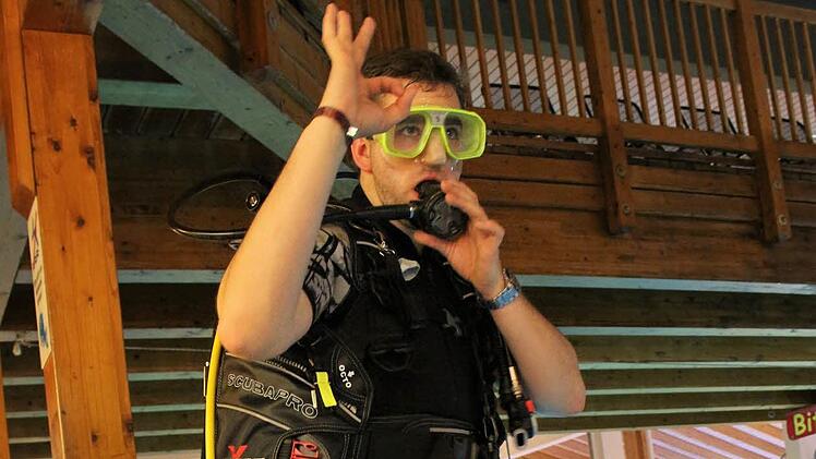 Tauchlehrer Christian Kötzner gibt das Zeichen zum Abtauchen. Foto: Julia Raab