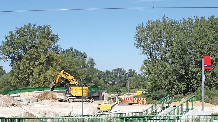 Volle Baustelle: Mainbrücke und Kreisverkehr Ebing