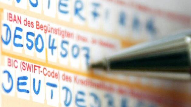 Bald ein Relikt der Vergangenheit? &Uuml;berweisungen per &Uuml;berweisungstr&auml;ger kosten bei vielen Banken mittlerweile extra.Fredrik v. Erichsen/dpa
