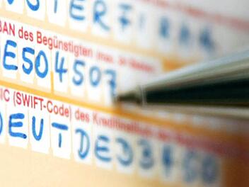 Bald ein Relikt der Vergangenheit? Überweisungen per Überweisungsträger kosten bei vielen Banken mittlerweile extra.Fredrik v. Erichsen/dpa