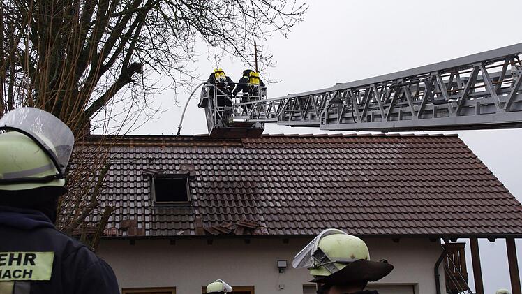 Die Feuerwehr beim Einsatz am Seelacher Berg. Foto: Marco Meißner