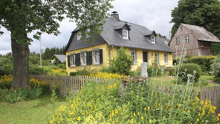 Hannelore und Michael Jacobson setzen auf Gelb: Das Anwesen in Walberngr&uuml;n f&auml;llt durch seinen naturnahen Garten auf.