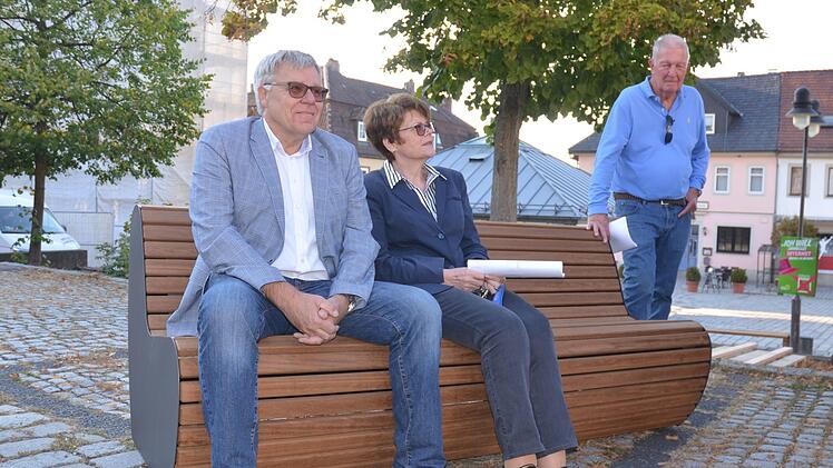 Peter Soyer und Elke Protzmann probieren die Musterbank für den neuen Marktplatz. Dahinter Jürgen Petrauzki. Fotos: Rainer Lutz