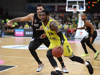 Zog sich gegen Gießen eine Handverletzung zu, ist gegen Jena aber wohl mit dabei: Power Forward De'Mon Brooks. Foto: Peter Mularczyk