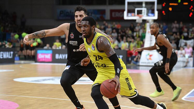 Zog sich gegen Gießen eine Handverletzung zu, ist gegen Jena aber wohl mit dabei: Power Forward De'Mon Brooks. Foto: Peter Mularczyk