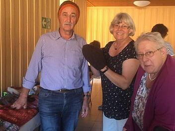 Kolpingbruder Hans Krambo aus Garitz und die Organisatorinnen der Strickstube Theresia Kiesel und Traudl Laudensack freuen sich über den Erfolg der Ausstellung. Foto: Anneliese Albert