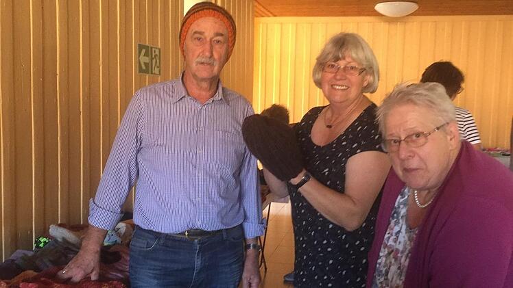 Kolpingbruder Hans Krambo aus Garitz und die Organisatorinnen der Strickstube Theresia Kiesel und Traudl Laudensack freuen sich über den Erfolg der Ausstellung. Foto: Anneliese Albert