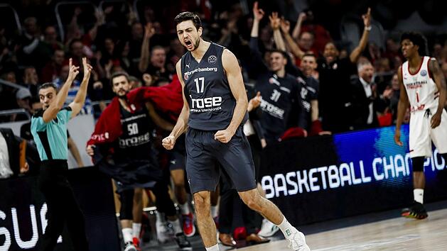 Mateo Seric, der im Sommer 2018 von den MHP Riesen Ludwigsburg nach Bamberg wechselte, schreit seine Freude nach seinem zweiten erfolgreichen Dreier im Heimspiel gegen ERA Nymburk heraus.  Foto: Daniel L&ouml;b