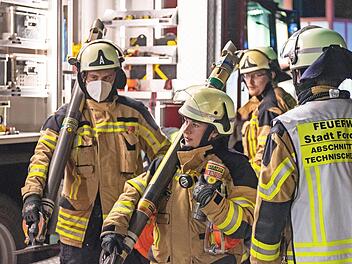 Die angehenden Truppf&uuml;hrer der FFW Forchheim packen kr&auml;ftig mit an.