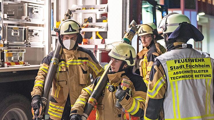 Die angehenden Truppf&uuml;hrer der FFW Forchheim packen kr&auml;ftig mit an.