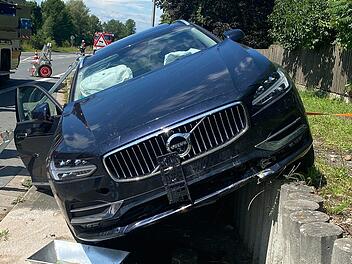 Auto landet nach Unfall in Kulmbach auf Mauer Auto landet nach Unfall in Kulmbach auf Mauer