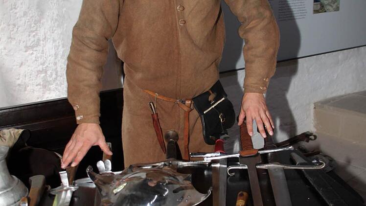 Eine große Auswahl an Schwertern liegt bereit.