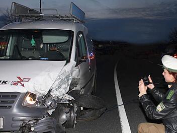 Der Schaden an den beteiligten Fahrzeugen wird von der Polizei festgehalten. Foto: Andreas Dorsch