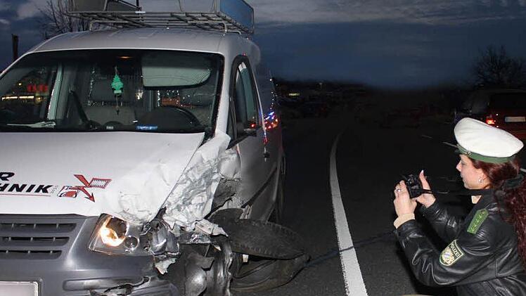 Der Schaden an den beteiligten Fahrzeugen wird von der Polizei festgehalten. Foto: Andreas Dorsch