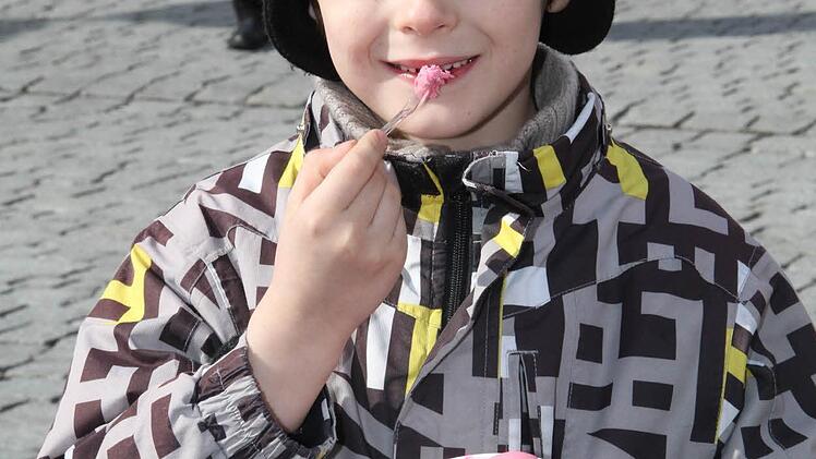 Das erste Eis des Jahres schmeckt besonders lecker.
