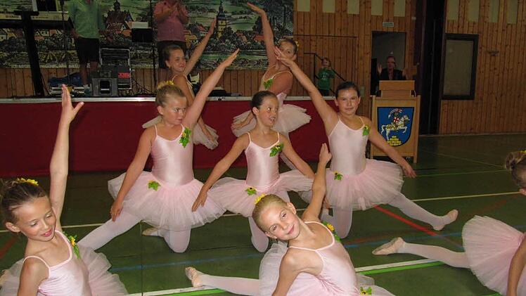 Klassisches Ballett präsentierte die mittlere Altersklasse der Mädchen der Ballettschule Alice Goraus.