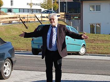 Wolfgang Back auf einem Parkplatz im Baugebiet Kleinfeldlein. Weitere Investoren stünden in Aussicht, sagte er. Foto: Sigismund von Dobschütz