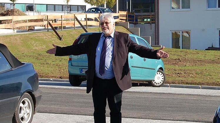 Wolfgang Back auf einem Parkplatz im Baugebiet Kleinfeldlein. Weitere Investoren stünden in Aussicht, sagte er. Foto: Sigismund von Dobschütz