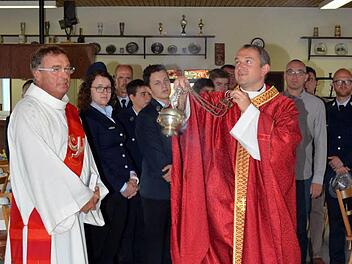 Pfarrer Michael Kubatko und Diakon Manfred Griebel bei der Einweihung des Hauses der Dorfgemeinschaft. Fotos: Björn Hein