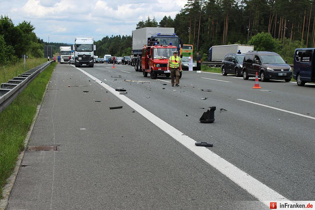 Kleinlaster fährt auf Lkw auf