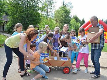 Käse von den Milchwerken und Würstl von Ulli Hoeneß Wurstfabrik HoWe aus Nürnberg - die Verpflegung der Kinder ist mal wieder gesichert. Foto: Rainer Lutz