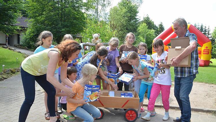 Käse von den Milchwerken und Würstl von Ulli Hoeneß Wurstfabrik HoWe aus Nürnberg - die Verpflegung der Kinder ist mal wieder gesichert. Foto: Rainer Lutz