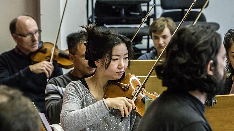 Proben-Impressionen: Das Philharmonische Orchester bereitet sich auf das Tango-Konzert am Samstag im Landestheater Coburg vor.Foto: Jochen Berger