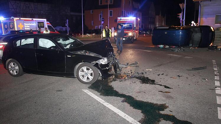 Am Ostersonntag ist es in Coburg zu einem Unfall gekommen. Ein Auto landete hierbei auf der Seite liegend in einem Zaun. Foto: Michael Stelzner