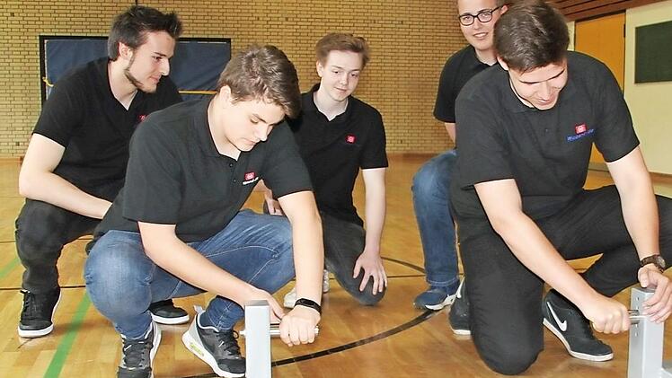 Die Baumeister des Rodelstartblocks und Auszubildenden von Wiegand-Glas sind Max Ermer, Philipp Büttner, Steffen Fröba, Julian Neubauer und Stefan Wiefel  Foto: Veronika Schadeck