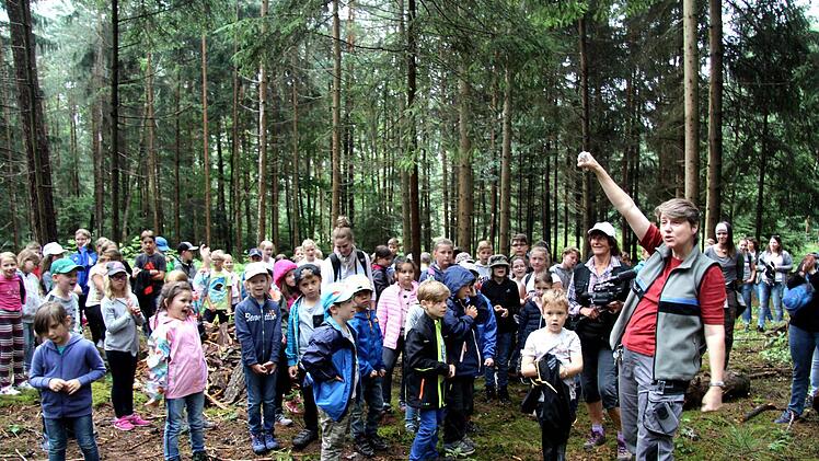 Schüler und Lehrer verbrachten einen Schultag im Wald.   Foto: Richard Sänger